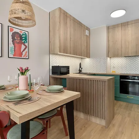 Comfortable With Parking Close To The By Renters דירה