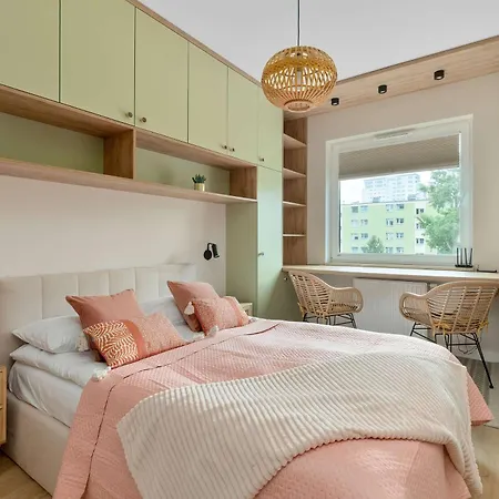 דירה Comfortable With Parking Close To The By Renters