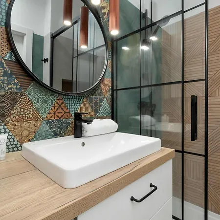 דירה Comfortable With Parking Close To The By Renters
