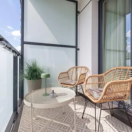 דירה Comfortable With Parking Close To The By Renters